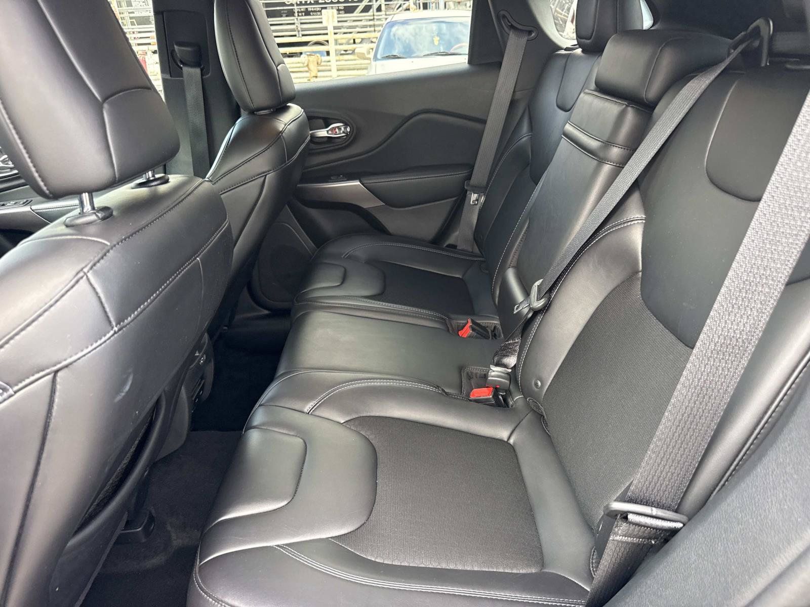 Used 2019 Jeep Cherokee Latitude Plus FWD image 12