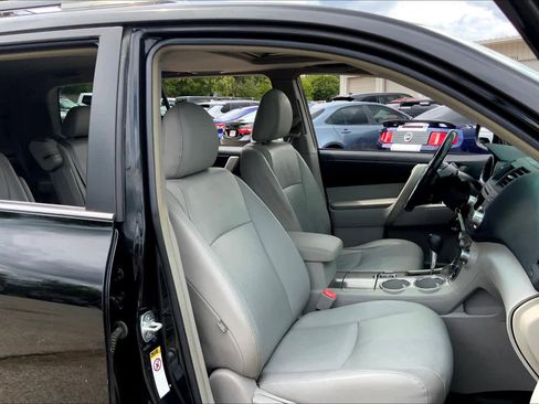 Used 2012 Toyota Highlander SE FWD image 8