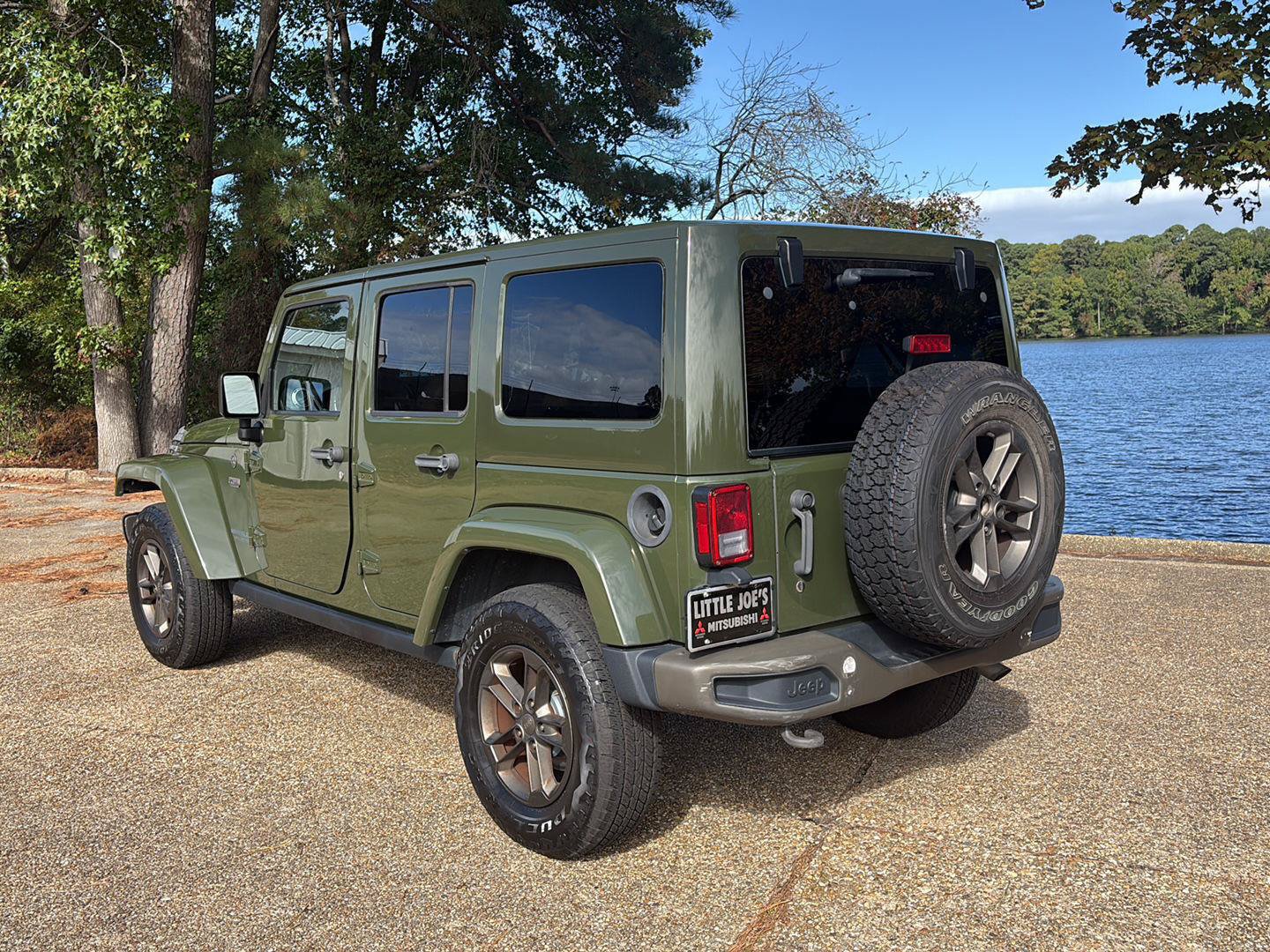 Used 2016 Jeep Wrangler Unlimited Sahara AWD/4WD image 8