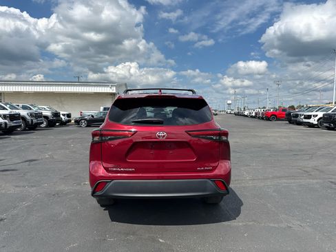 Used 2021 Toyota Highlander XLE AWD/4WD image 4
