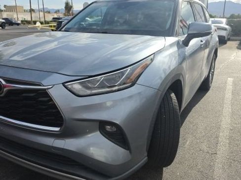 Used 2021 Toyota Highlander Platinum FWD image 1