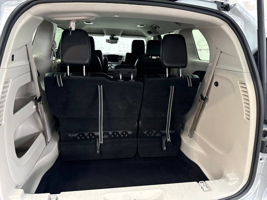 Used 2024 Chrysler Pacifica Touring-L FWD image 6