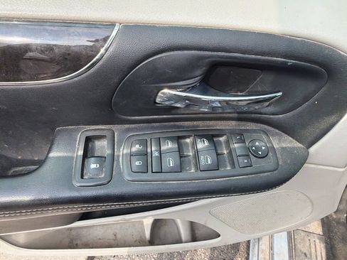 Used 2013 Chrysler Town & Country Touring-L w/ Entertainment Group #2 FWD image 11