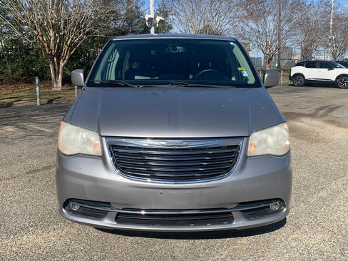 Used 2014 Chrysler Town & Country Touring image 4