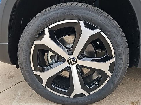New 2026 Volkswagen Taos SEL image 9