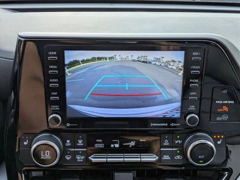 Used 2022 Toyota Highlander XLE AWD/4WD image 14