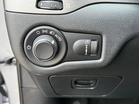 Used 2020 Jeep Cherokee Latitude AWD/4WD image 22