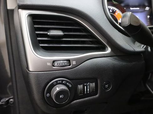 Used 2021 Jeep Cherokee Latitude Lux w/ Comfort/Convenience Group image 18