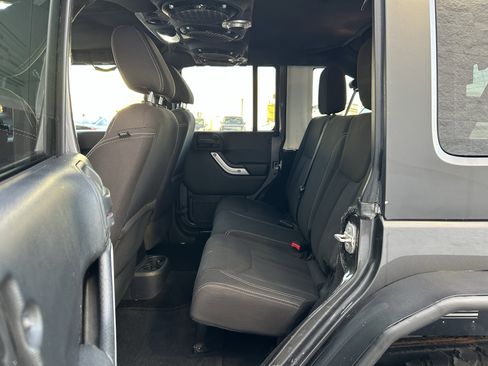 Used 2017 Jeep Wrangler Unlimited Sahara image 14