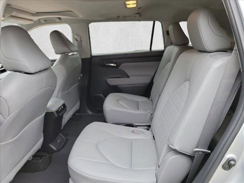Used 2024 Toyota Highlander XLE FWD image 14