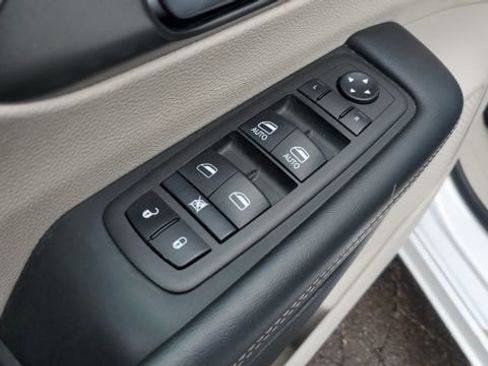 Certified 2024 Chrysler Pacifica Touring-L image 7