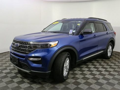 Used 2022 Ford Explorer XLT w/ Equipment Group 202A image 5