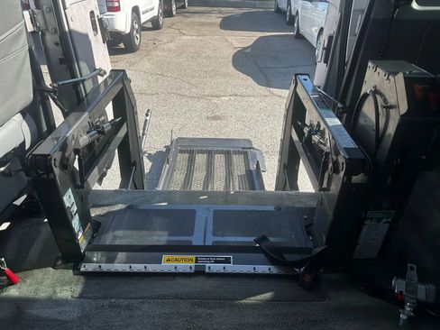 Used 2011 Ford E-350 and Econoline 350 XLT image 33