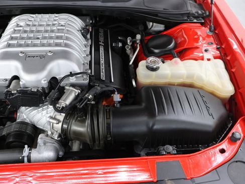 Used 2018 Dodge Challenger SRT Hellcat RWD image 18