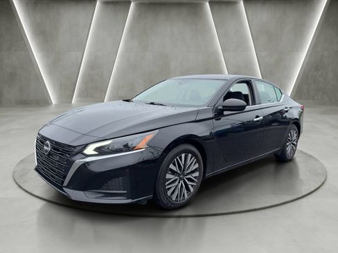 Used 2024 Nissan Altima 2.5 SV FWD image 3