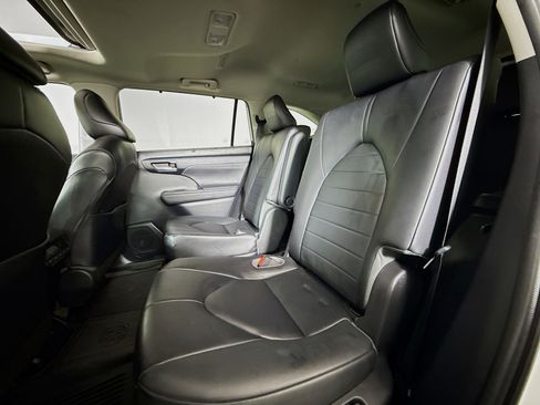 Used 2023 Toyota Highlander XLE image 22