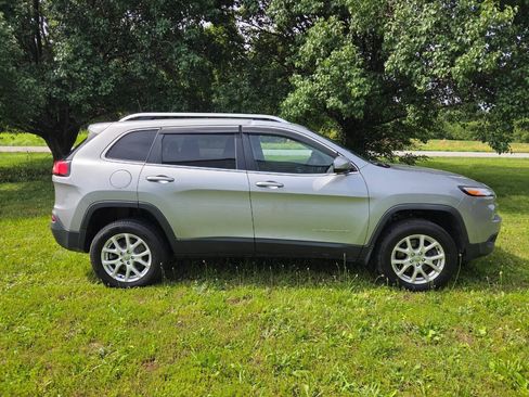 Used 2016 Jeep Cherokee Latitude w/ Cold Weather Group AWD/4WD image 6