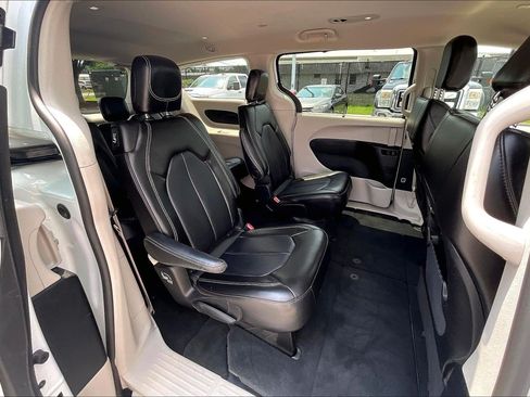 Used 2024 Chrysler Pacifica Touring-L FWD image 30
