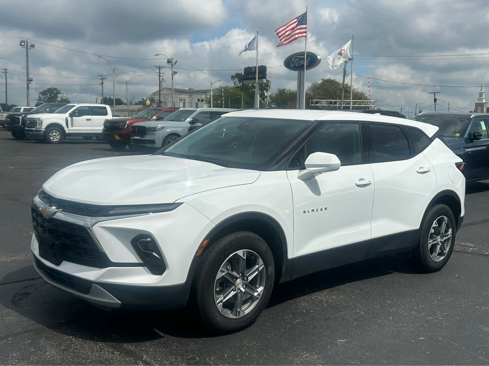 Used 2025 Chevrolet Blazer LT FWD image 2
