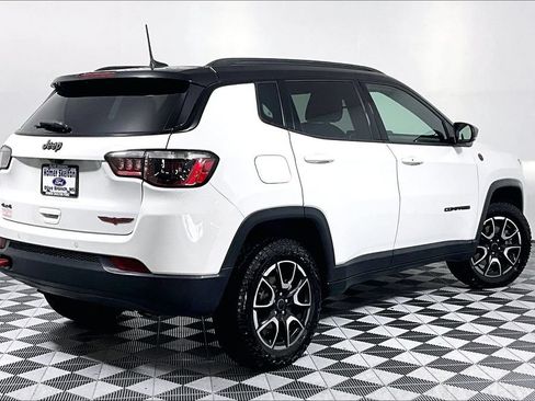 Used 2025 Jeep Compass Trailhawk AWD/4WD image 12