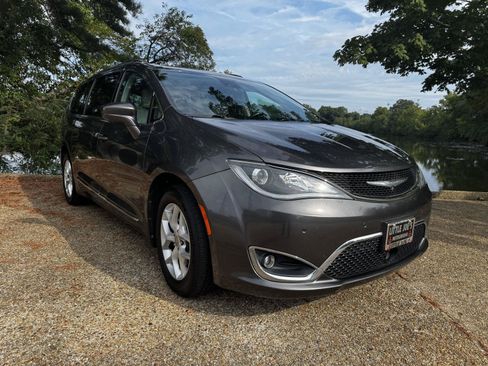 Used 2017 Chrysler Pacifica Touring-L Plus w/ Advanced Safetytec Group FWD image 1