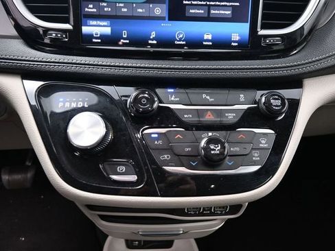 Used 2023 Chrysler Pacifica Touring-L FWD image 26