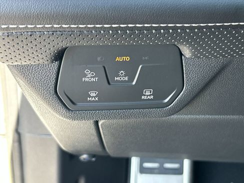 Used 2024 Volkswagen Atlas Cross Sport SEL R-Line AWD/4WD image 18