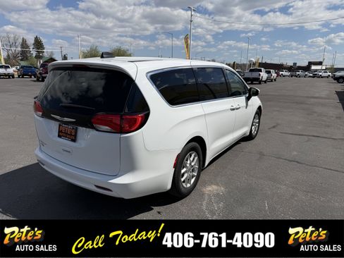 Used 2022 Chrysler Voyager LX FWD image 4
