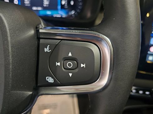 Certified 2025 Volvo XC40 B5 Ultra AWD/4WD image 22