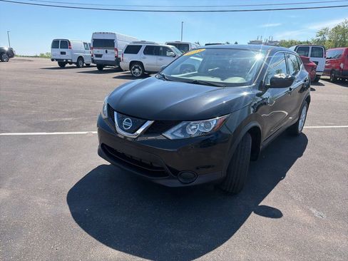 Used 2018 Nissan Rogue Sport S w/ S Appearance Package AWD/4WD image 3