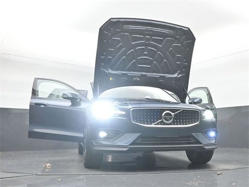 Used 2022 Volvo V60 T5 Cross Country w/ Advanced Package image 52