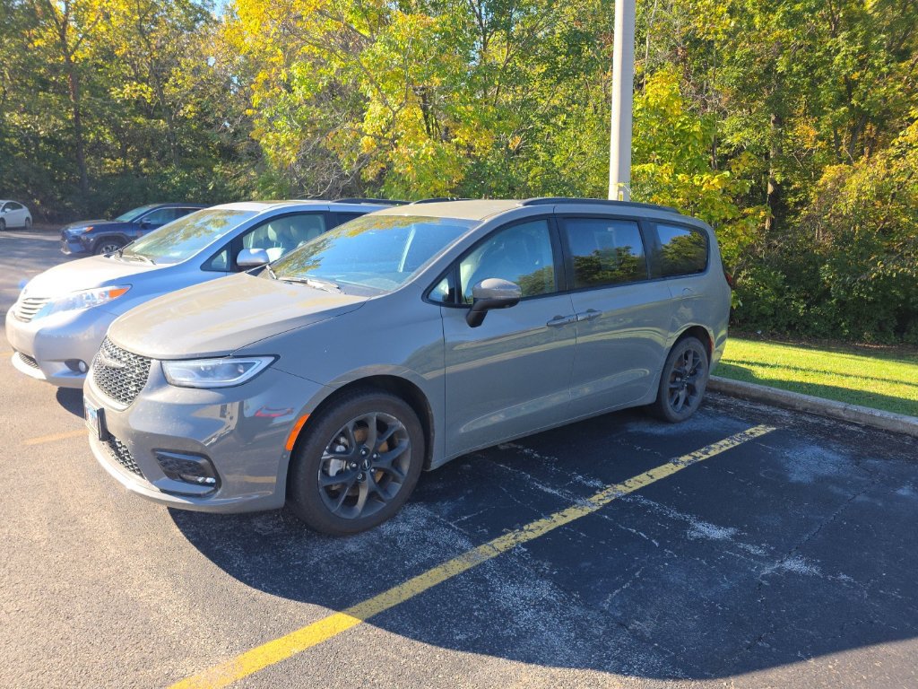 Used 2023 Chrysler Pacifica Touring-L w/ S Appearance Package AWD/4WD image 1