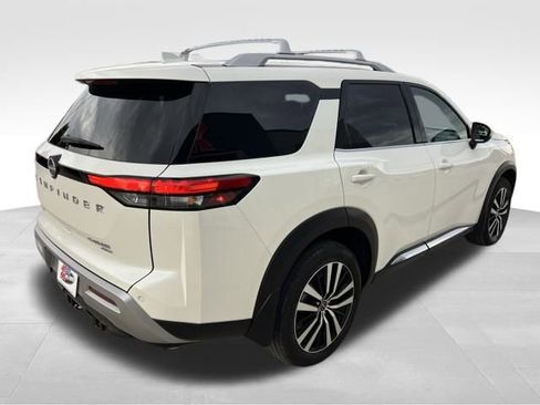 Used 2024 Nissan Pathfinder Platinum image 6