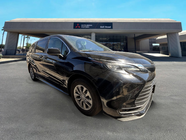 Used 2026 Toyota Sienna LE FWD image 4