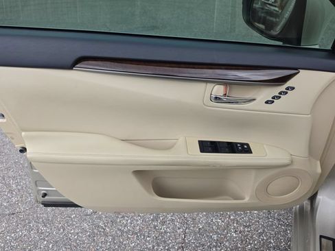 Used 2013 Lexus ES 350 w/ Luxury Pkg FWD image 17