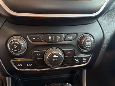 Used 2021 Jeep Cherokee Latitude Plus image 23