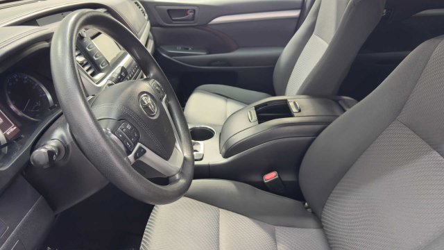Used 2019 Toyota Highlander LE FWD image 23