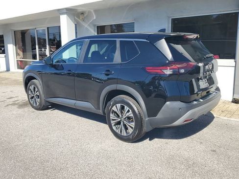 Used 2023 Nissan Rogue SV image 2