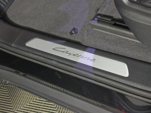 Used 2025 Porsche Cayenne image 18