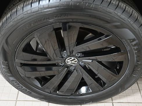 Used 2023 Volkswagen Atlas Cross Sport SE w/ Black Wheel Package AWD/4WD image 17