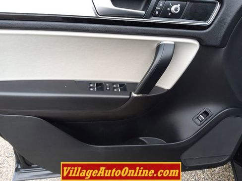 Used 2017 Volkswagen Touareg Wolfsburg Edition image 23