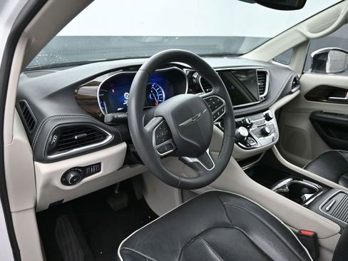 Used 2023 Chrysler Pacifica Limited FWD image 18
