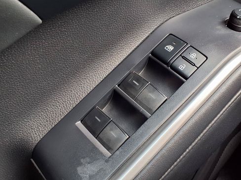 Used 2022 Toyota Highlander XLE FWD image 12