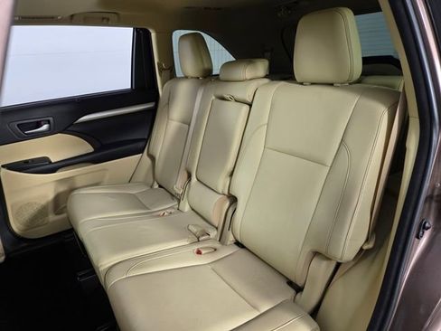 Used 2018 Toyota Highlander XLE image 16