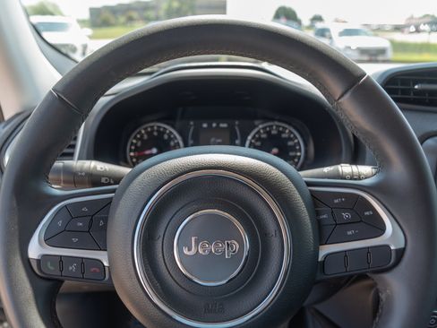 Used 2018 Jeep Renegade Latitude FWD image 9