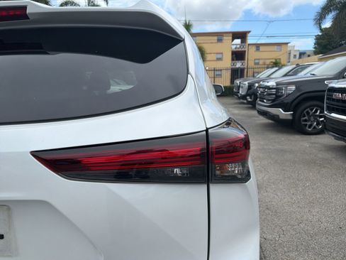 Used 2024 Toyota Highlander XLE FWD image 20