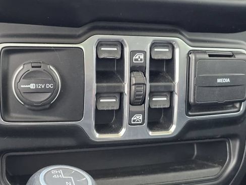 Used 2020 Jeep Wrangler Unlimited Sahara AWD/4WD image 22