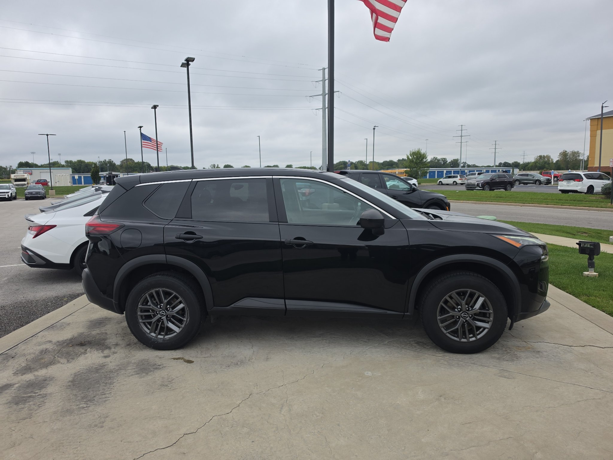 Used 2023 Nissan Rogue S FWD image 4