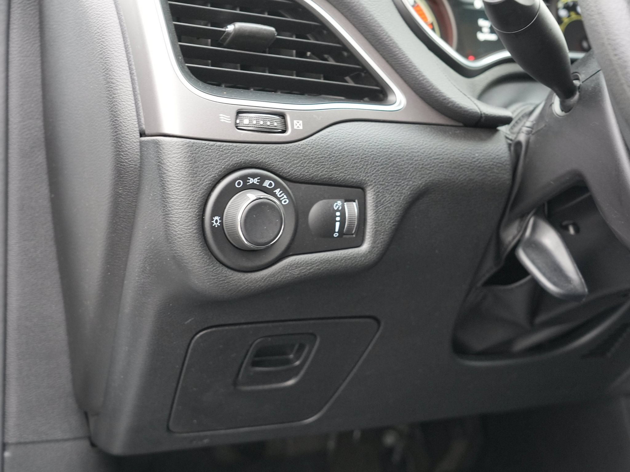 Used 2021 Jeep Cherokee Latitude AWD/4WD image 18