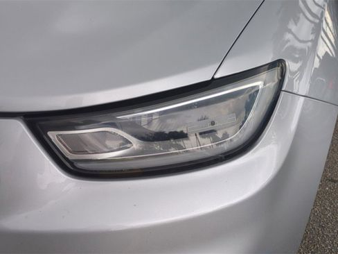 Used 2023 Chrysler Pacifica Touring-L image 10